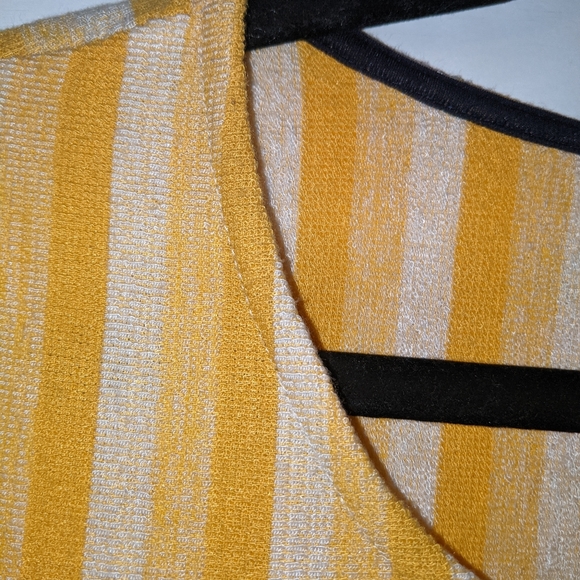 Yellow shirt ✨ - Picture 3 of 5